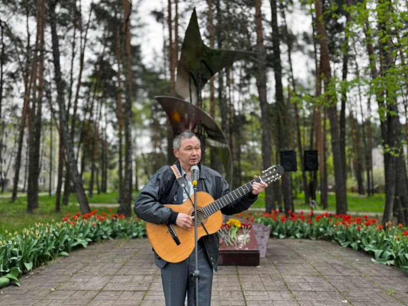 В Протвино у обелиска «Сломанные крылья» почтили память ликвидаторов Чернобыльской аварии Новости Протвино 