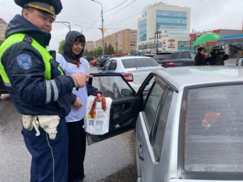 Госавтоинспекторы Протвино раздали георгиевские ленточки водителям и пешеходам Новости Протвино 